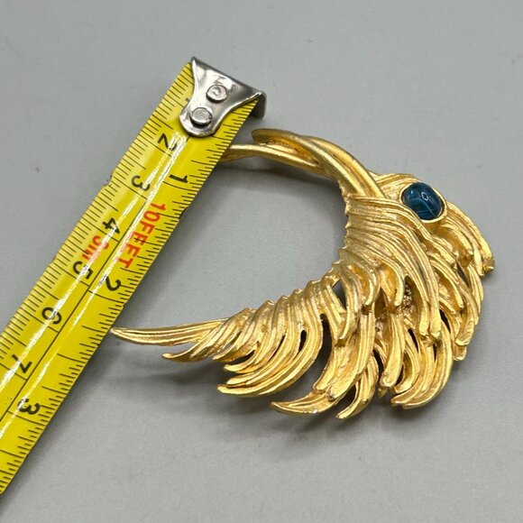 Vtg Feather Pin Brooch Gold Tone Blue "Flawed" Glass Cabochon Matte Gold Tone - Picture 8 of 8